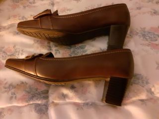 Zapatos de tacón marrones para mujer