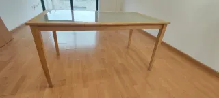 Mesa de madera con sobre de cristal