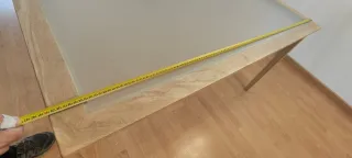 Mesa de madera con sobre de cristal