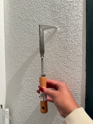 Herramienta de jardinería con mango de madera