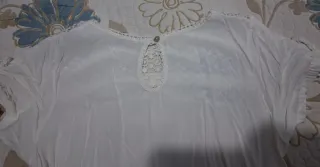 Camiseta blanca con encaje
