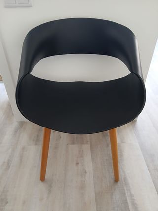 Cadeira preta com pés de madeira da HOMA