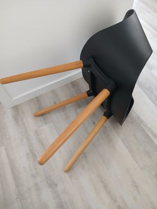 Cadeira preta com pés de madeira da HOMA