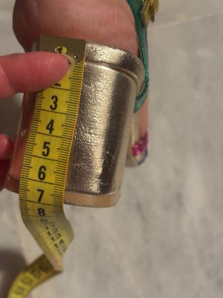 Sandalias doradas con tiras de colores