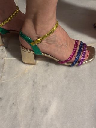 Sandalias doradas con tiras de colores