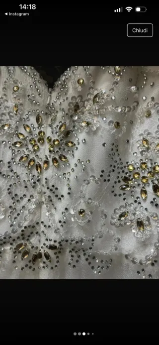 Abito da sposa bianco con perline