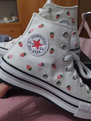 Converse Chuck Taylor ricamate fragole