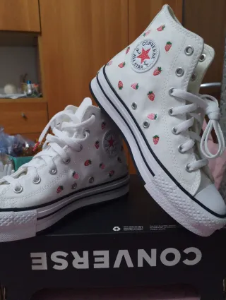 Converse Chuck Taylor ricamate fragole
