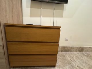 Cómoda de madera con cajones