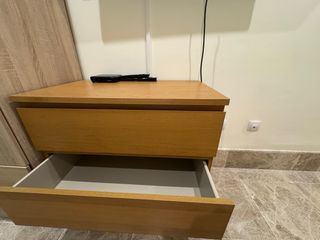 Cómoda de madera con cajones