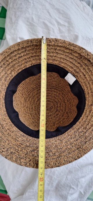 Cappello donna stile paglia con fiore nero.