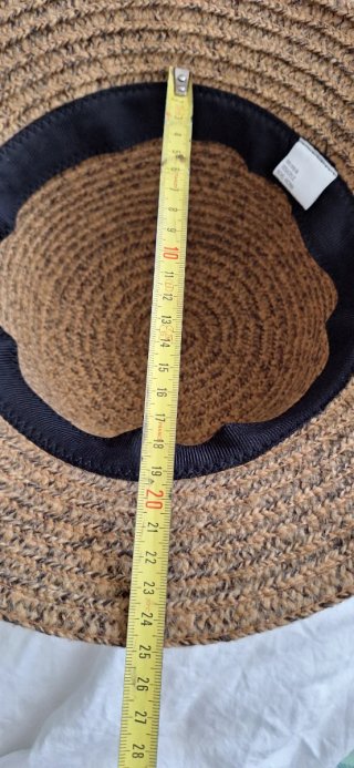 Cappello donna stile paglia con fiore nero.