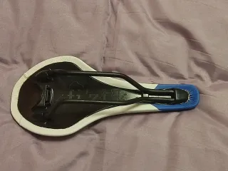 Sella bici Fizik Tundra bianca e blu