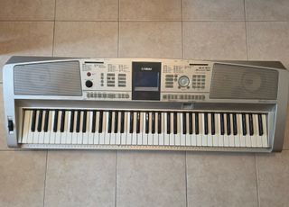 Piano Yamaha DGX-305 in vendita