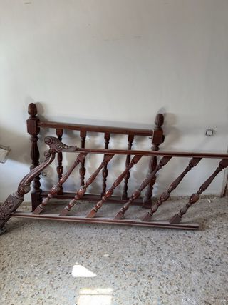 Barandal de madera barnizada para escalera