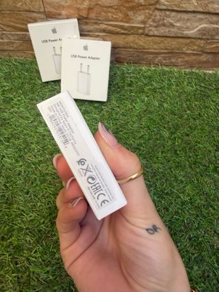 1 Adaptador de corriente USB Apple