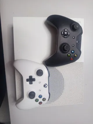 Xbox One S 500GB + 2 Controller