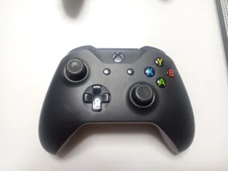 Xbox One S 500GB + 2 Controller