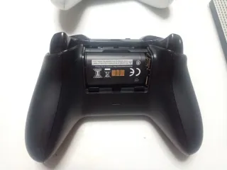 Xbox One S 500GB + 2 Controller