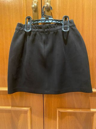 Falda corta negra con cinturón