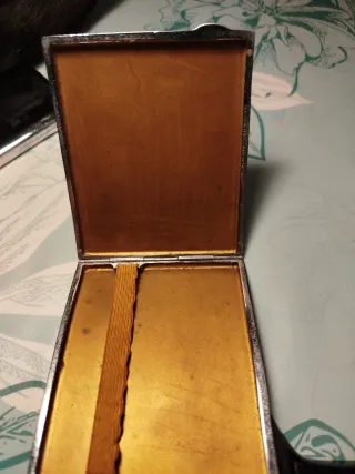Porta sigarette vintage con incisione