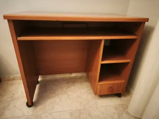 Escritorio de madera con bandeja extraíble