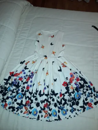 Vestido beige con mariposas Talla S. 95% algodón.