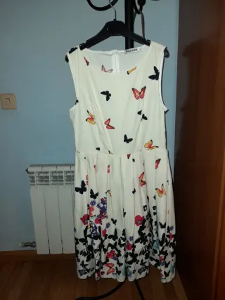 Vestido beige con mariposas Talla S. 95% algodón.