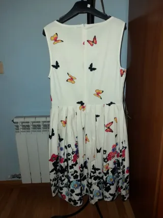 Vestido beige con mariposas Talla S. 95% algodón.