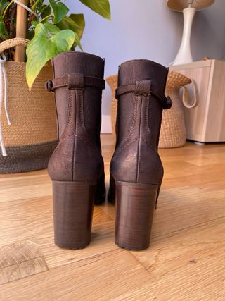 Botines marrones de 9 cm de tacón.