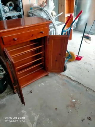 Armario de madera marrón