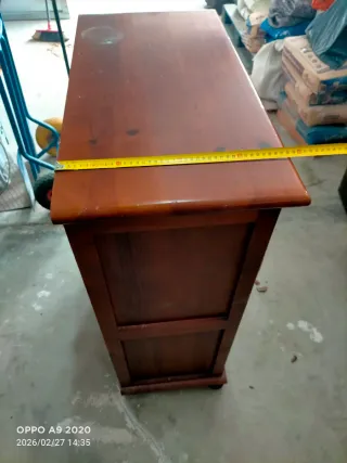 Armario de madera marrón