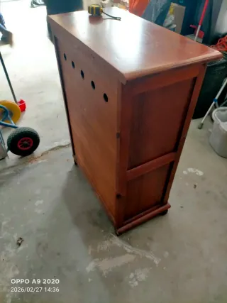 Armario de madera marrón