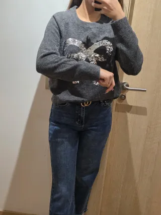 Jersey gris con lazo de lentejuelas