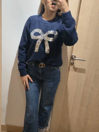 Jersey gris con lazo de lentejuelas