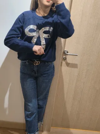 Jersey gris con lazo de lentejuelas