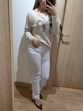 Jersey gris con lazo de lentejuelas