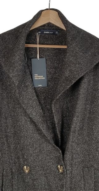 Abrigo de punto de la marca Zara