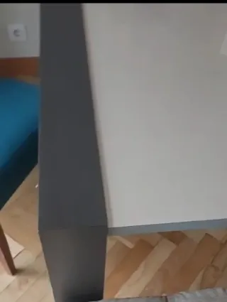 Mesa de madera marrón