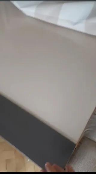 Mesa de madera marrón