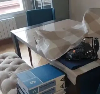 Mesa de madera marrón