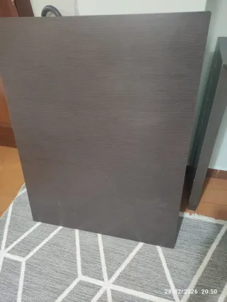 Mesa de madera marrón