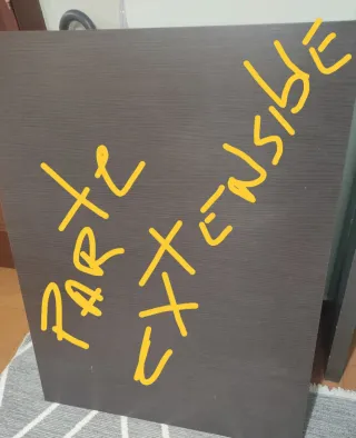 Mesa de madera marrón