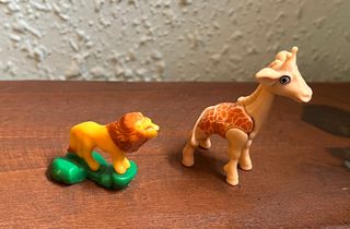 2 FIGURAS KINDER NATOONS JIRAFA Y LEON