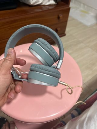 Cascos grises con cable dorado