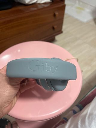 Cascos grises con cable dorado