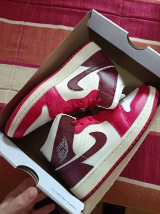 Zapatillas Jordan Rojas y Blancas Nuevas