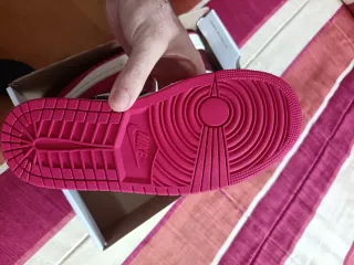 Zapatillas Jordan Rojas y Blancas Nuevas