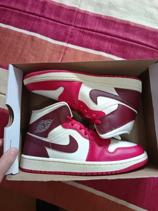 Zapatillas Jordan Rojas y Blancas Nuevas