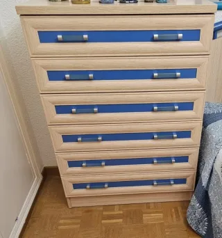 Cajonera de madera con detalles azules